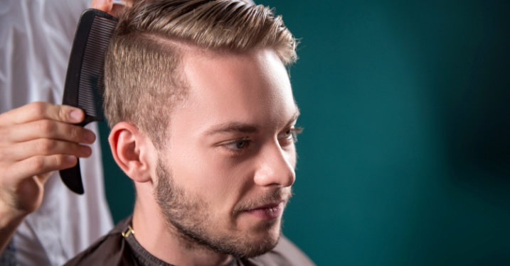 Corte De Cabelo Masculino Numa Barbearia. Cuidado Com Cabelo