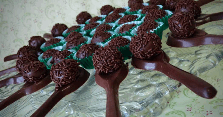 Deixe sua comemorao ainda mais especial! 50 Colheres de Chocolate com Recheio de Brigadeiro na Amar Doces por APENAS R$34,90!!!